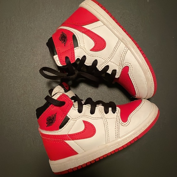 Jordan 1 Retro High OG size 7c, red, black and white - Picture 4 of 4